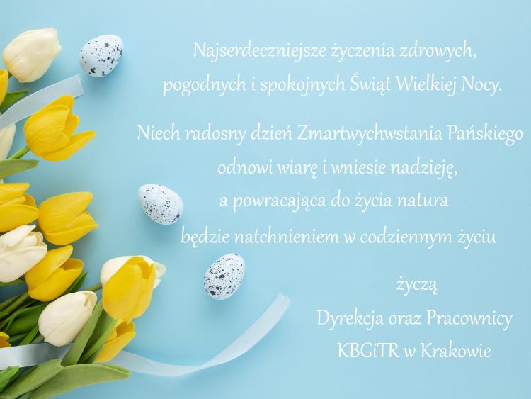Na zdjęciu, po lewej stronie znajduje się bukiet białych i żółtych tulipanów, przepasanych niebieską wstążką. Rozmiar kwiatów sięga do połowy obrazka. Obok kwiatów tulipanów znajdują się 3 przepiórcze jajka. Po prawej stronie zdjęcia umieszczone są życzenia wielkanocne, napisane białą czcionką. Tło obrazka wypełnione jest kolorem niebieskim